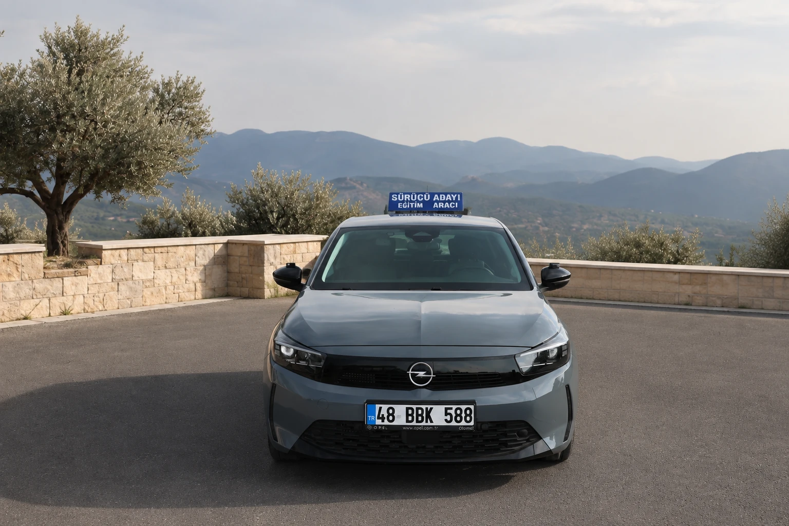 Şah Sürücü Kursu gri Opel eğitim aracı
