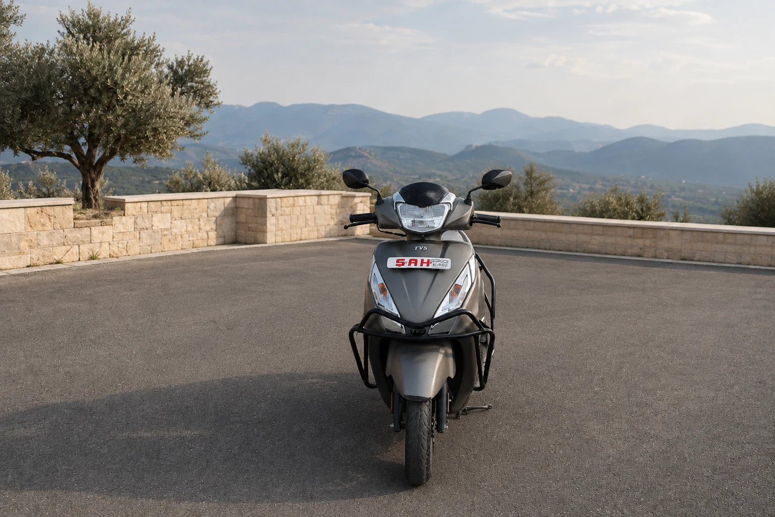 Şah Sürücü Kursu scooter motosikleti ve arkasındaki eğitim araçları